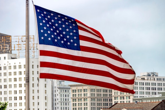 Vue du drapeau américain contre le ciel en ville