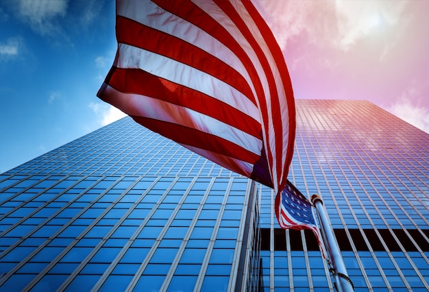 Vue du drapeau des États-Unis d&#39;Amérique Voler dans la tour de verre de grande hauteur