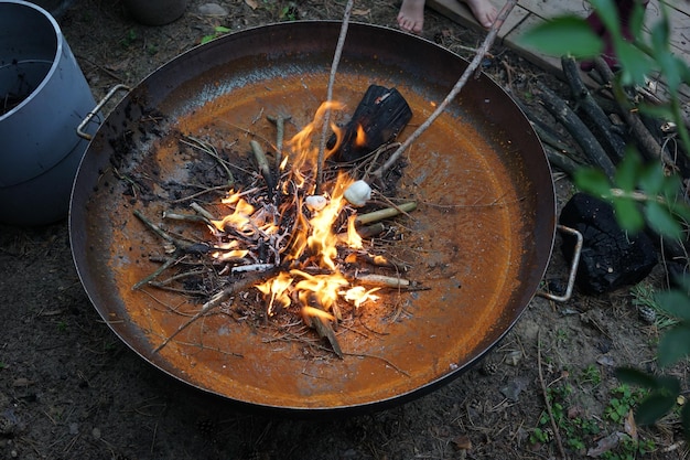 Vue du feu de joie sous un angle élevé