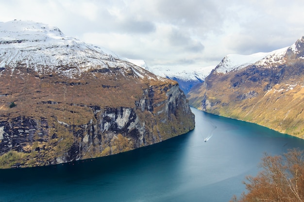 Photo vue du fjord de geiranger du point de vue d'årnesvingen