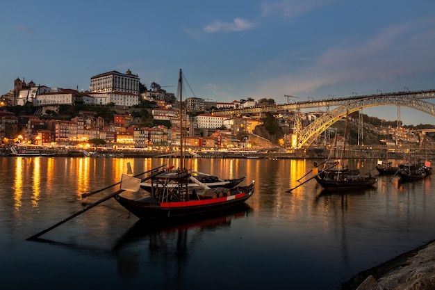 Photo vue du fleuve douro et de la ville de porto au coucher du soleil en automne au portugal