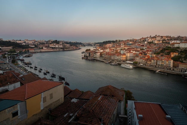 Vue du fleuve Douro et de la ville de Porto à l'aube en automne au Portugal