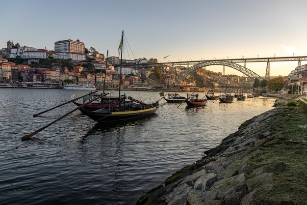 Photo vue du fleuve douro et de la ville de porto à l'aube en automne au portugal