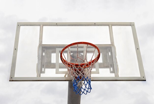 Vue du fond du cerceau de basket