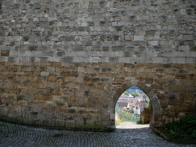 Photo vue du fort contre le mur de briques