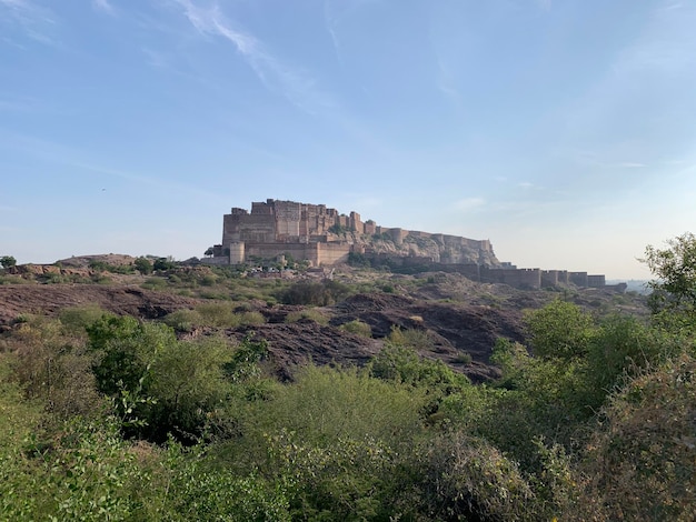 Une vue du fort du haut d'une colline