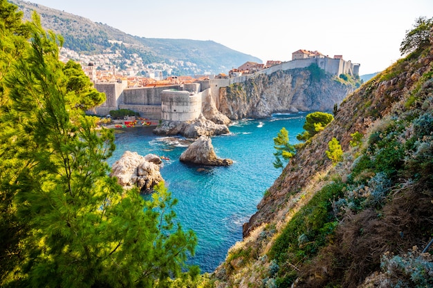 Vue du fort Lovrijenac à la vieille ville de Dubrovnik en Croatie au coucher du soleil