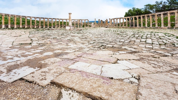 Vue du forum ovale dans l'ancienne ville de Gerasa à Jerash