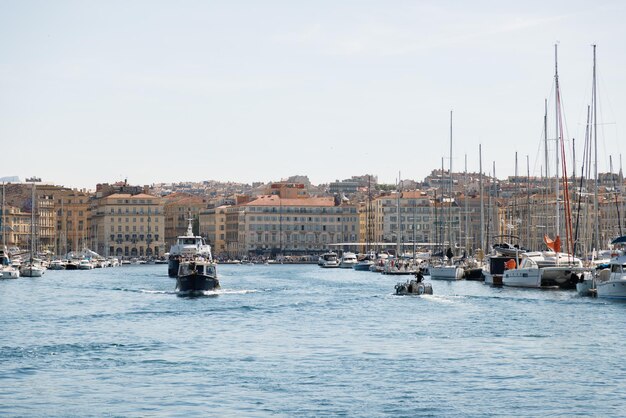 Photo vue du front de mer principal de marseille depuis les eaux du port