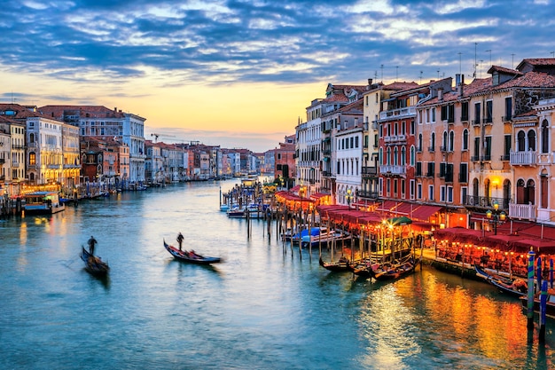 Vue du Grand Canal avec des gondoles au coucher du soleil à Venise