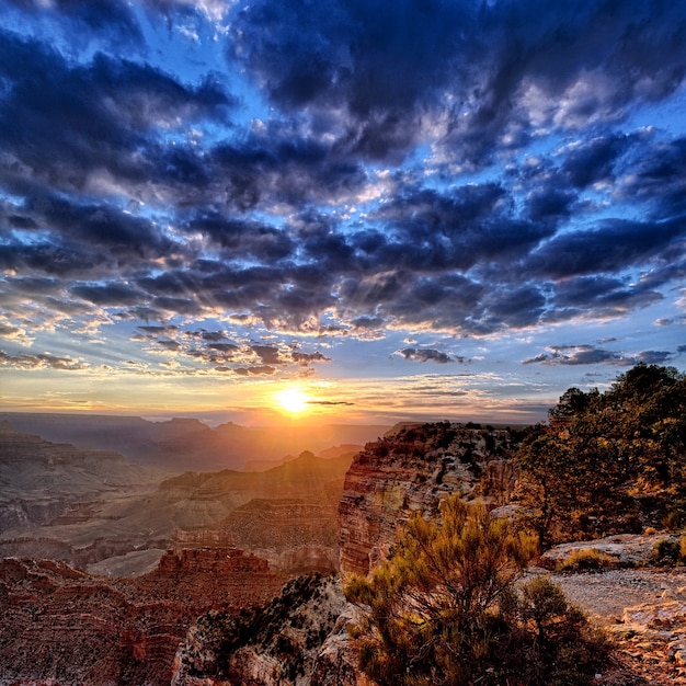 Vue du Grand Canyon au lever du soleil en septembre