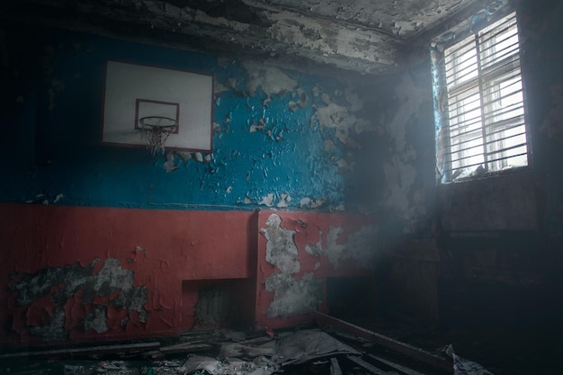 Vue du gymnase en ruine avec un panier de basket à l'école Teriberka. Comme après la guerre. Apocalypse.