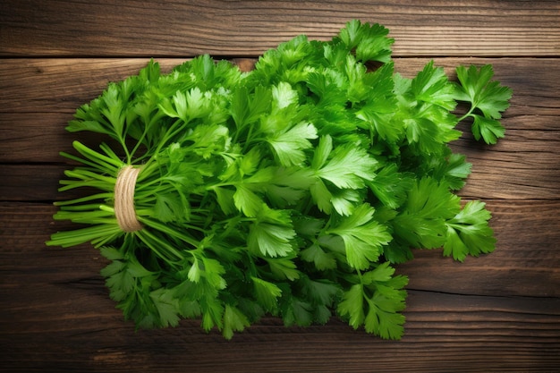 Vue du haut d'un bouquet de persil italien biologique sur un fond de table en bois rustique