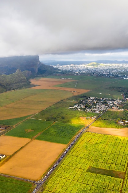 Vue du haut des champs semés situés sur l'île Maurice.