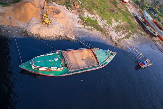 Photo vue du haut des cloisons de sable des navires en attente de déchargement dans la rivière sitalakhya narayanganj bangladesh