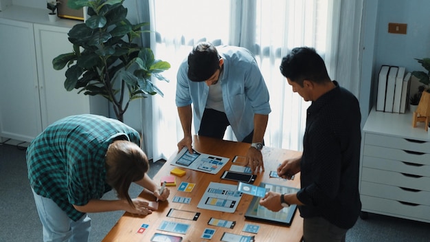 Vue du haut de la conférence de brainstorming sur la conception de l'UX