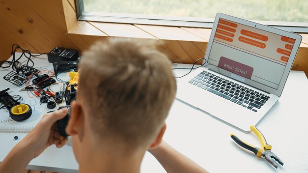 Vue du haut de la construction du modèle de voiture d'étude intelligente de l'étudiant à la table Édification