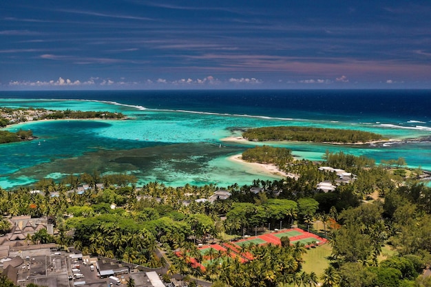 Vue du haut de la côte est de l'île Maurice dans l'océan Indien. Magnifique lagon de l'île Maurice,