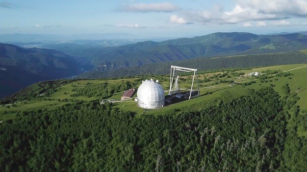 Photo vue du haut du plus grand télescope du centre de recherche stellaire dans la région montagneuse pour étudier les étoiles