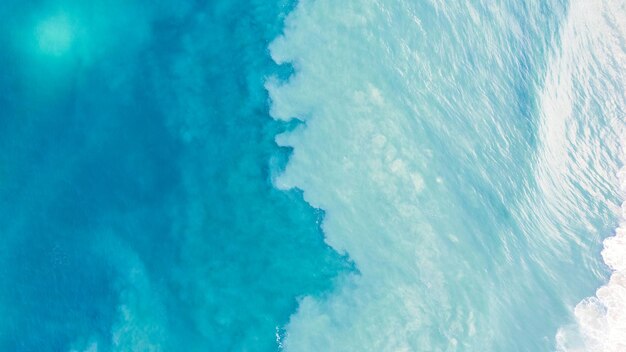 Vue du haut de l'eau bleu clair avec du sable blanc