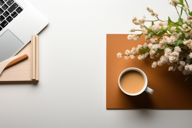 Vue du haut de l'espace de travail Portable portable stylo et café avec plante sur table en bois