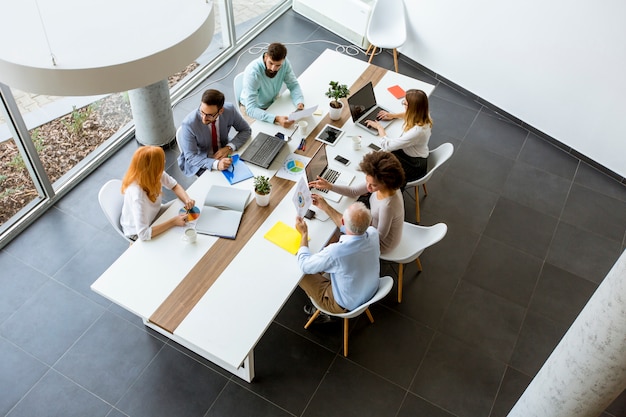 Vue du haut des gens d'affaires au bureau