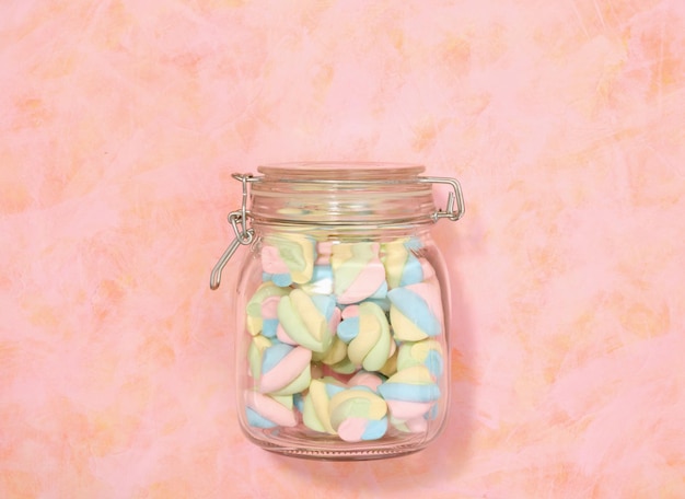 Photo vue du haut d'un guimauve frais dans un pot de verre différents bonbons pour enfants