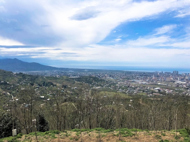 La vue du haut d'une hauteur d'une belle ville touristique avec des toits de bâtiments et de maisons