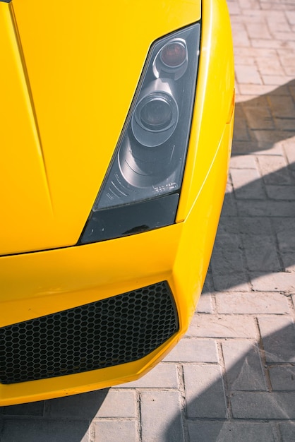 Photo vue du haut d'une lamborghini gallardo jaune avec des phares