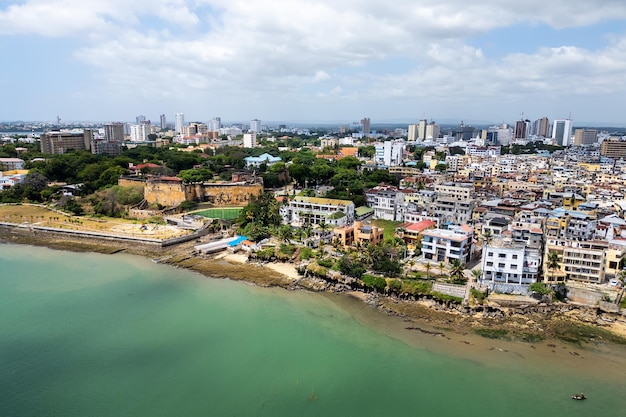 Photo vue du haut de mombasa kenya vue de la ville d'en haut sur le remblai de mumbasa avec fort jesus