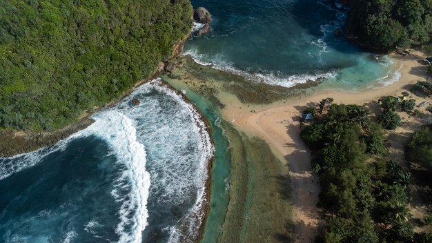 Photo la vue du haut montre deux couches de corail reliées les unes aux autres sur la plage de batu bengkung en indonésie