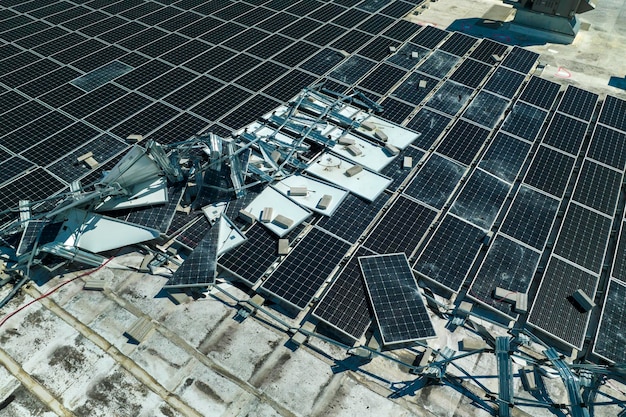 Vue du haut des panneaux solaires photovoltaïques détruits par l'ouragan Ian montés sur le toit d'un bâtiment industriel pour produire de l'électricité écologique verte Conséquences d'une catastrophe naturelle en Floride