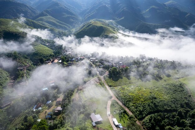 Vue du haut Paysage de la brume du matin avec couche de montagne au nord de la Thaïlande crête de montagne et nuages dans la forêt de brousse de jungle rurale