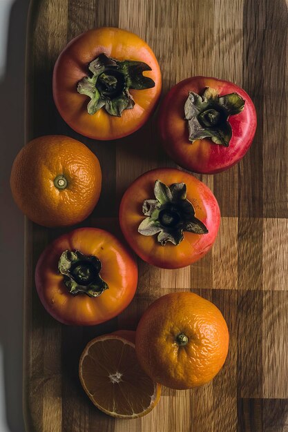 vue du haut persimmons oranges coupées