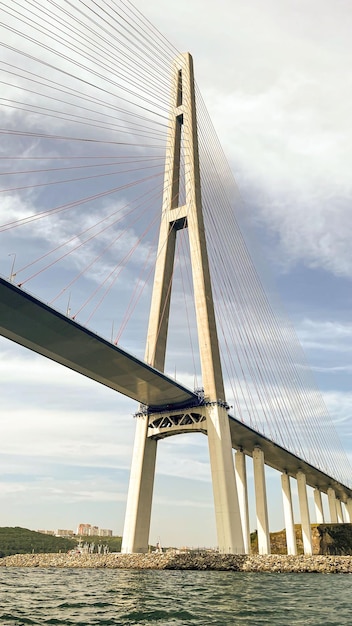 Vue du haut pont à haubans d'en bas