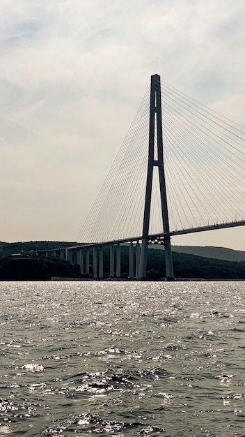 Vue du haut pont à haubans d'en bas