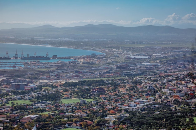 Vue du haut d'un rocher Table Mountain à l'apparition de Cape Town