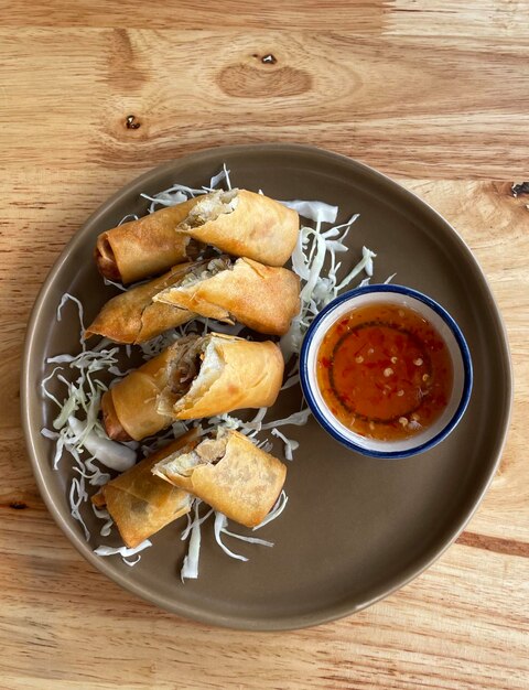 Vue du haut des rouleaux de printemps traditionnels thaïlandais célèbres avec sauce sucrée et aigre