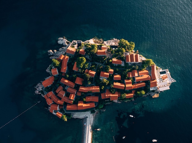 Vue du haut des toits rouges des bâtiments anciens de l'île de Sveti Stefan Montenegro