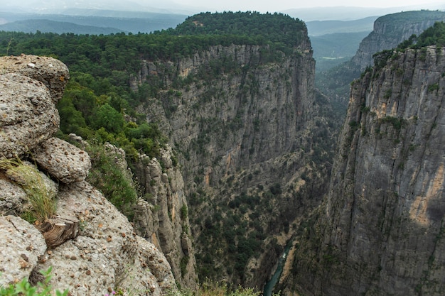 Vue du haut de la vallée à Taz Kanyonu Turquie