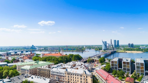 Vue du haut de la vieille ville avec de beaux bâtiments colorés et des rues de la ville de Riga Lettonie vue d'oiseau