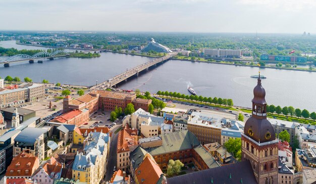 Vue du haut de la vieille ville avec de beaux bâtiments colorés et des rues de la ville de Riga Lettonie vue d'oiseau
