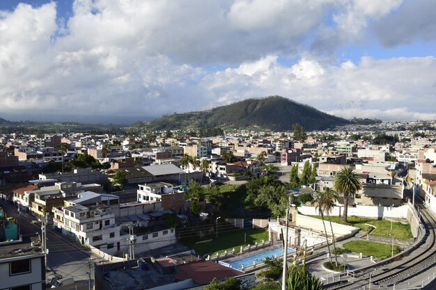 La vue du haut de la vieille ville d'Otavalo sous un ciel nuageux