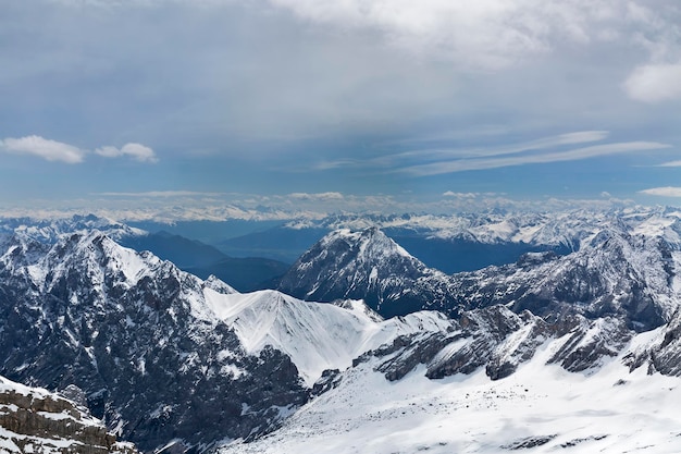 Vue du haut de la Zugspitze dans les Alpes