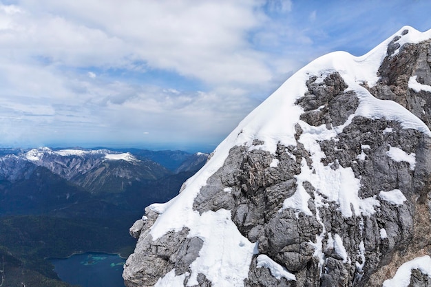 Vue du haut de la Zugspitze dans les Alpes