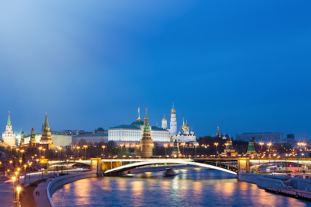 Vue du Kremlin pendant l'heure bleue à Moscou, Russie