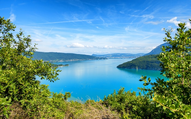 Vue du lac d'Annecy dans les Alpes françaises