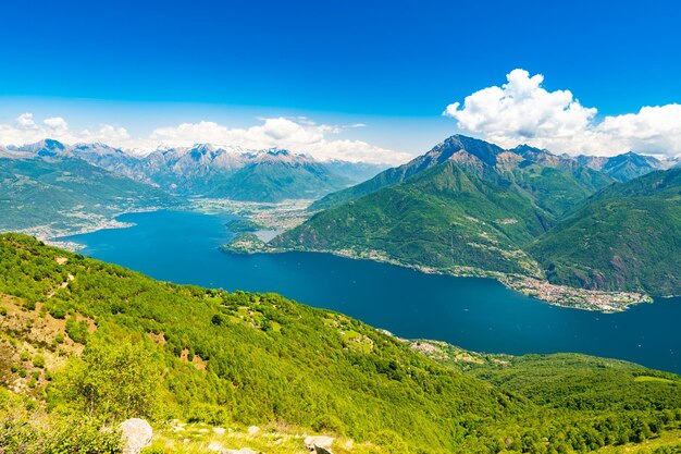 Photo vue du lac de côme au nord de santa maria rezzonico avec les alpes, les villages et les montagnes de la valtellina