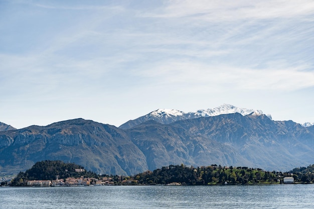 Vue du lac de côme aux maisons sur la côte sur fond de montagnes bellagio italie