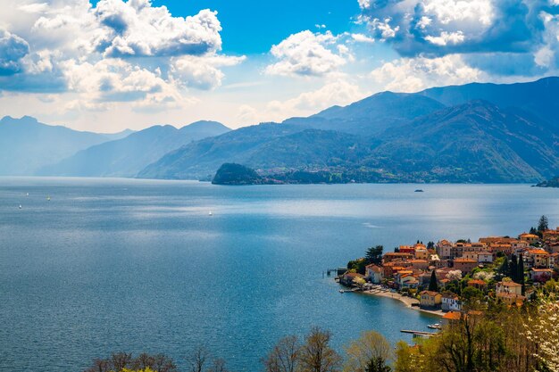 Photo une vue du lac como photographiée depuis santa maria rezzonico avec les montagnes de bellagio